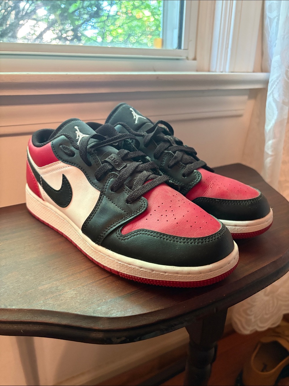 Jordan Low-Top Sneakers in Black/Red/White